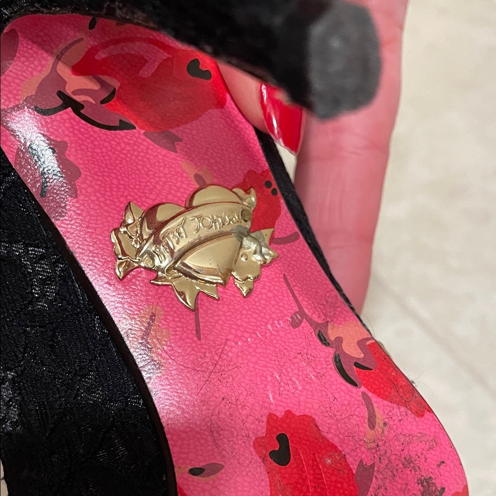 EUC Betsey Johnson Elegant Black and Gold Women's Heels - Picture 4 of 6
